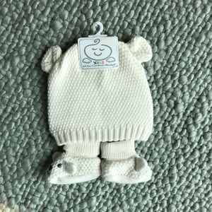 🆕 Gender Neutral Baby Beanie & Booties- NWT